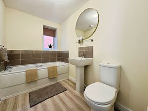 Family Bathroom - click for photo gallery
